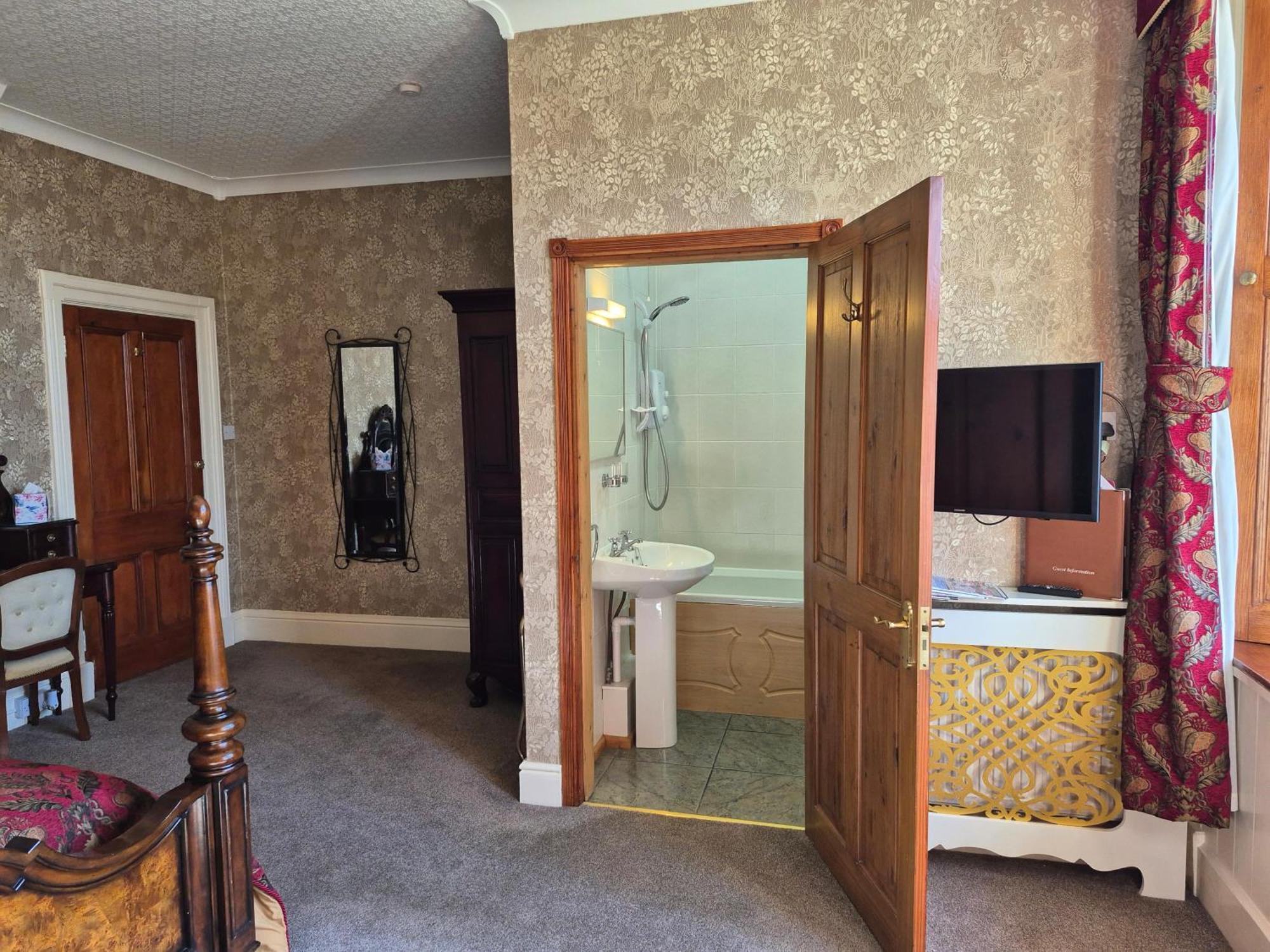 St David's Guesthouse Haverfordwest Extérieur photo